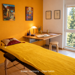 Cabinet SweetHarmony avec table de soin jaune, carnet de formation et certificats encadrés au mur.